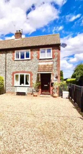 Charming North Norfolk flint cottage